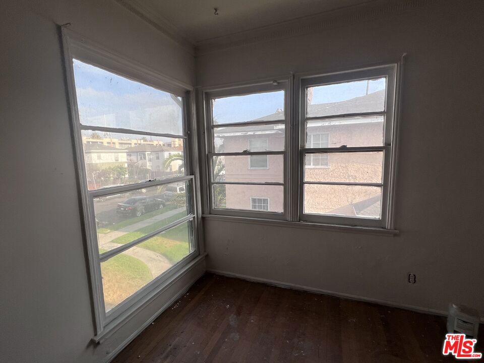 6130 S Hobart Boulevard Property Photo 7