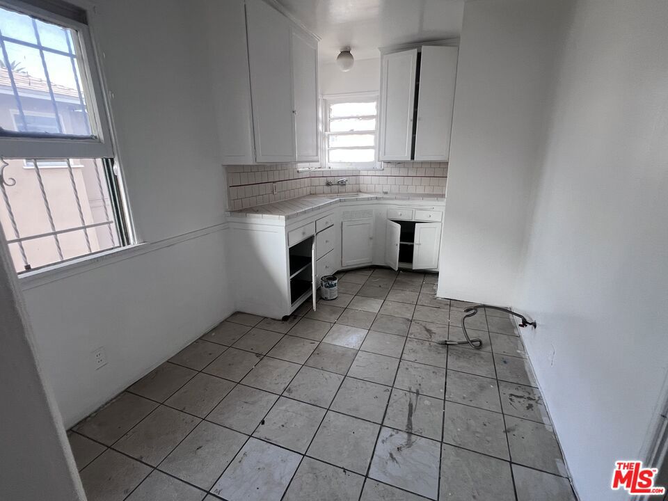 6130 S Hobart Boulevard Property Photo 8
