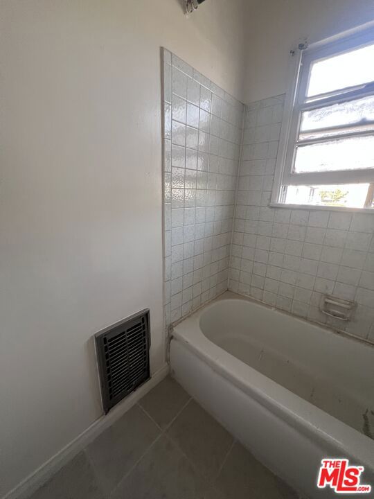 6130 S Hobart Boulevard Property Photo 10
