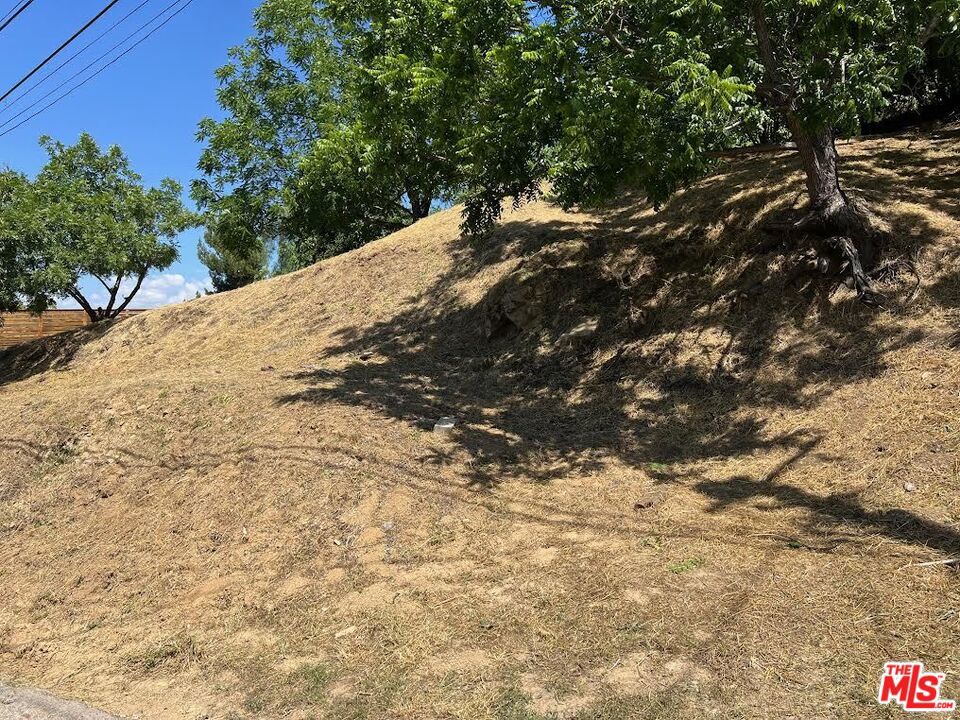 2560 N Hines Drive Property Photo 2