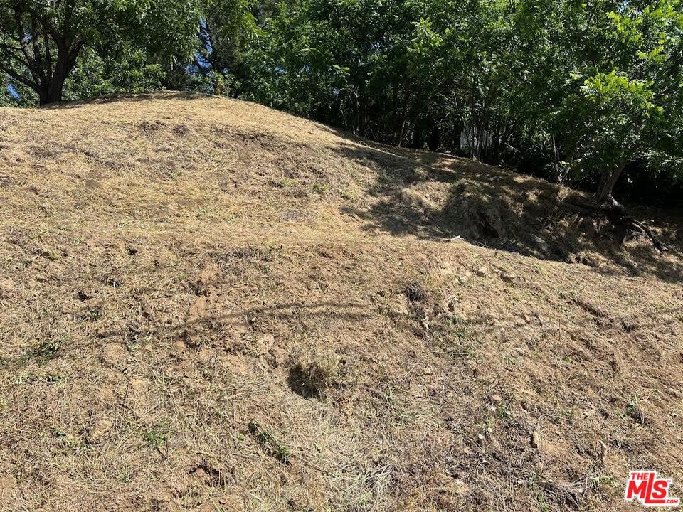2560 N Hines Drive Property Photo 3
