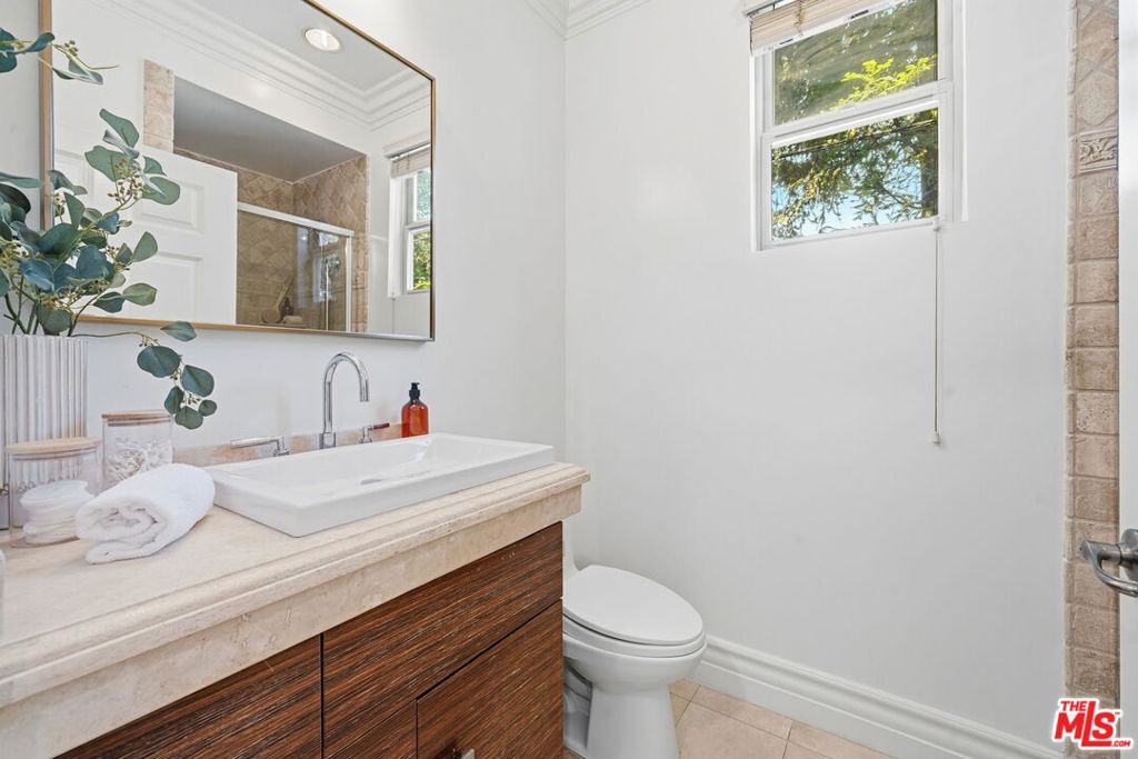 850 N Croft Avenue 202 Property Photo 18