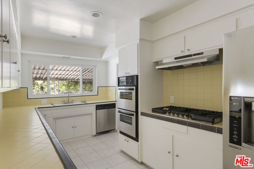 15508 Royal Ridge Road Property Photo 11