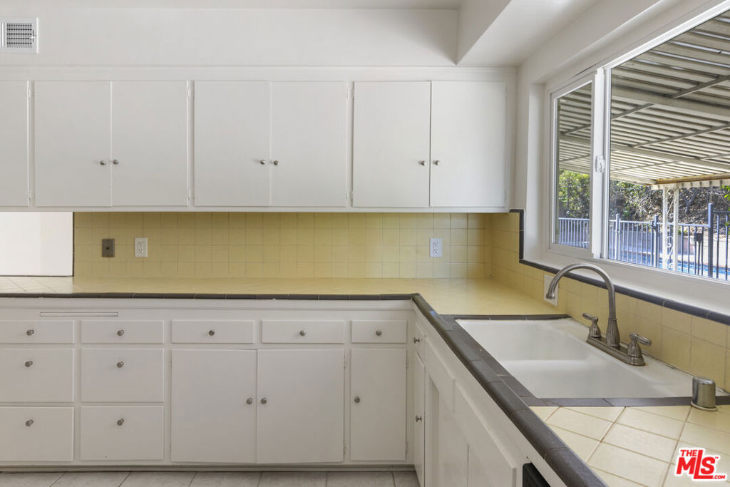 15508 Royal Ridge Road Property Photo 13