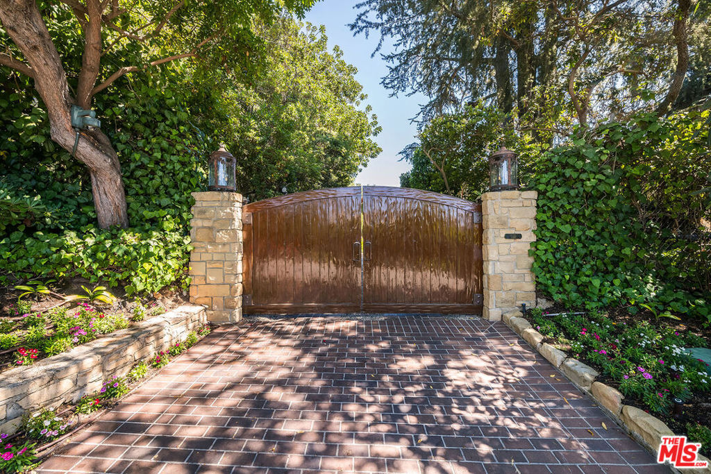 1550 Amalfi Drive Property Photo 4