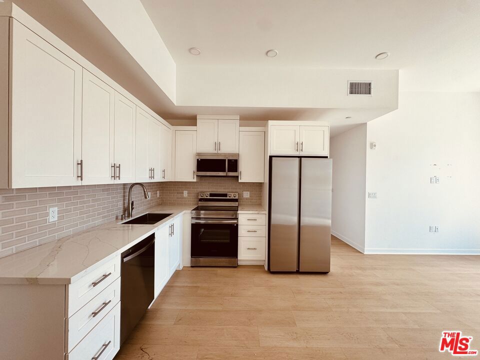 3977 Beverly Boulevard 402 Property Photo 1