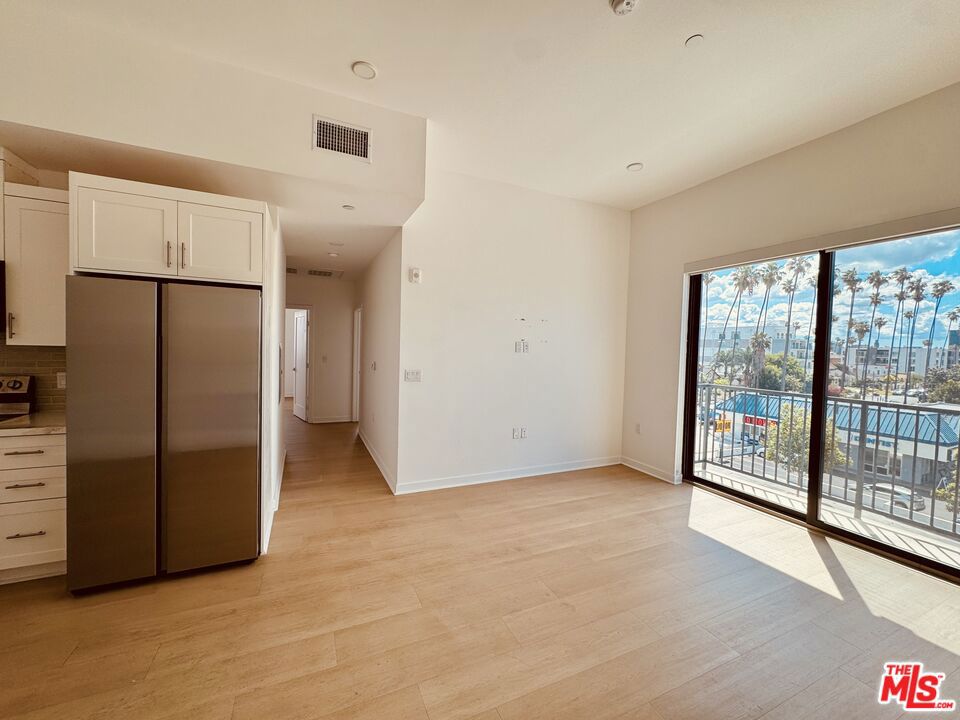 3977 Beverly Boulevard 402 Property Photo 2