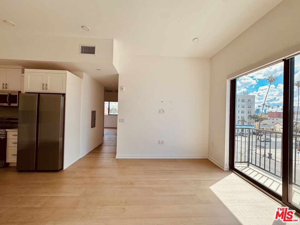 3977 Beverly Boulevard 402 Property Photo 3