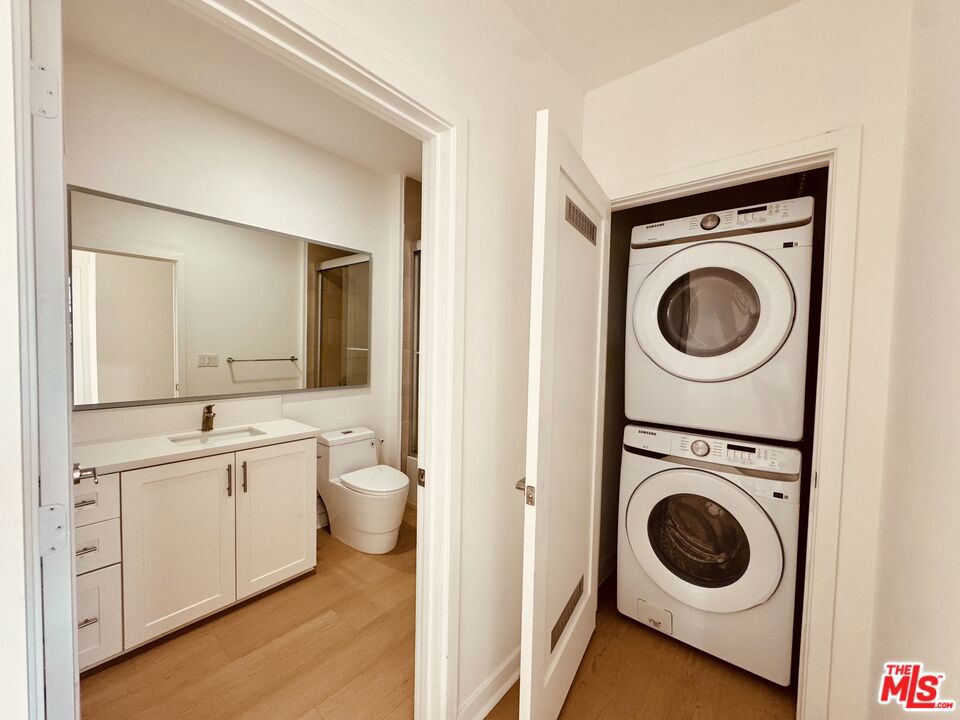 3977 Beverly Boulevard 402 Property Photo 4