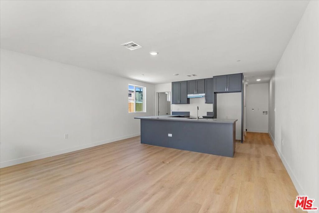 707 W 80th Street Property Photo 2