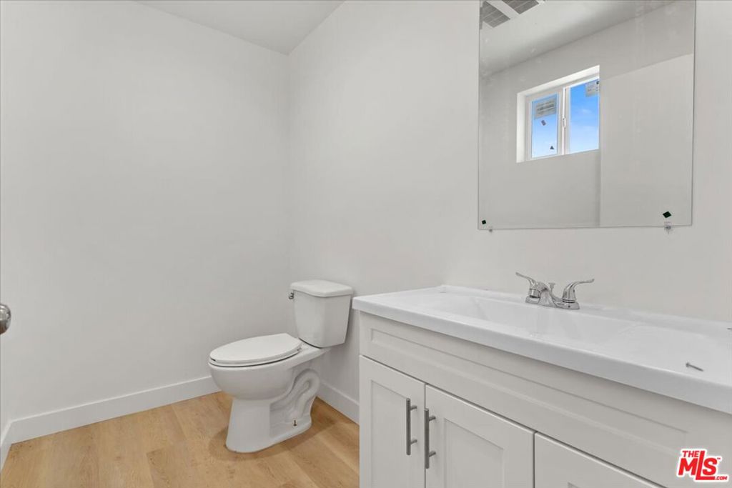 707 W 80th Street Property Photo 3