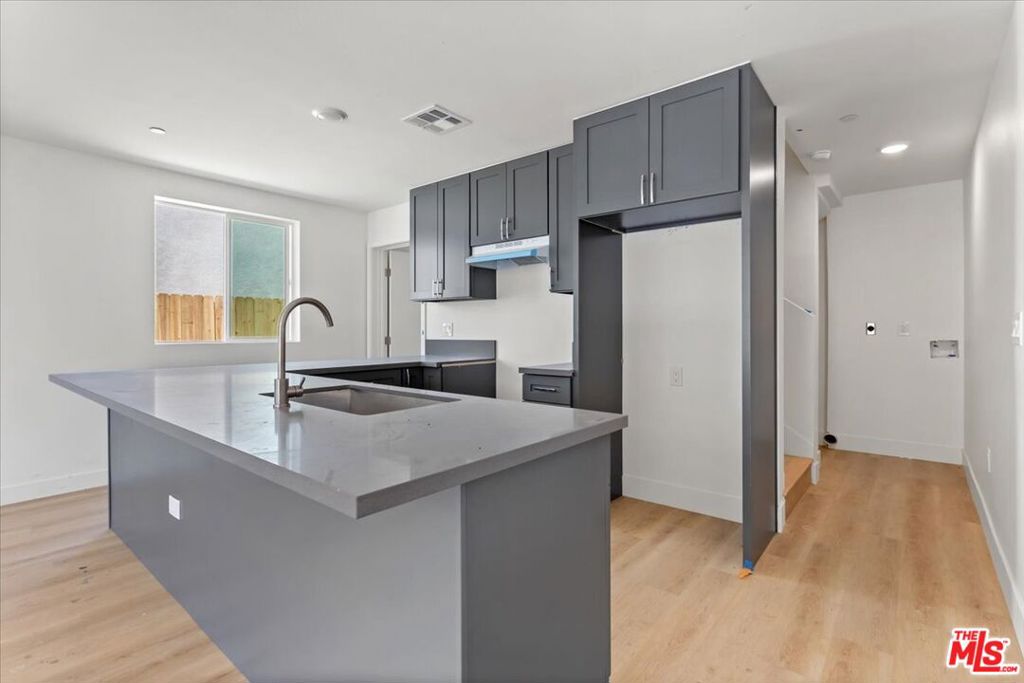 707 W 80th Street Property Photo 4