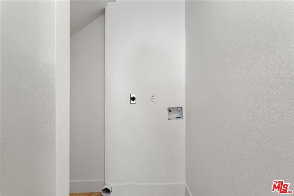 707 W 80th Street Property Photo 5