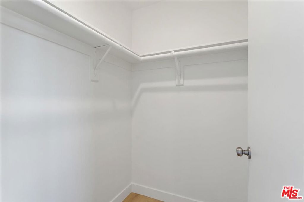 707 W 80th Street Property Photo 9