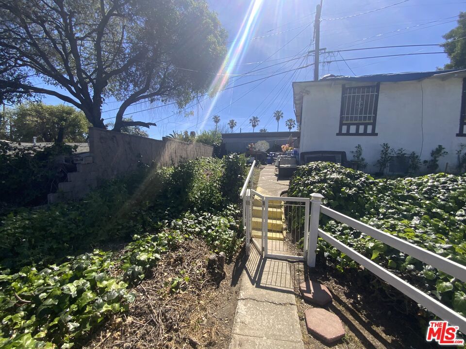 826 E 65th Street Property Photo 23