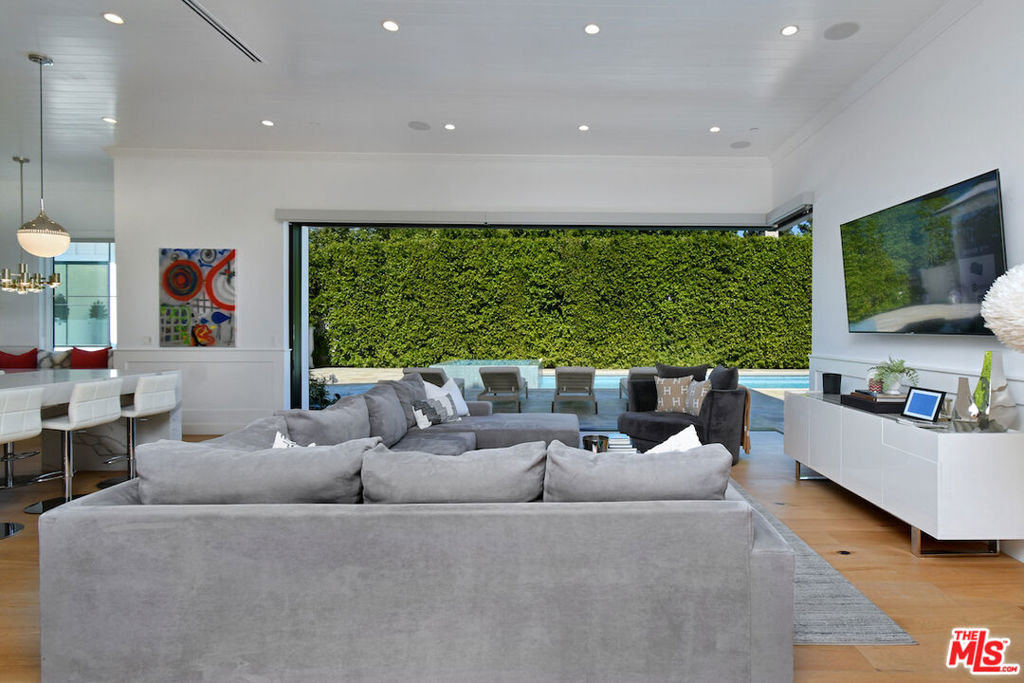 17201 Mccormick Street Property Photo 8