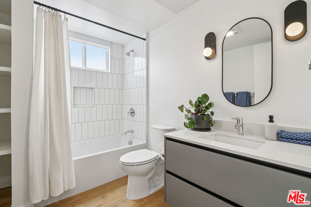 1422 Tamarind Avenue Property Photo 9