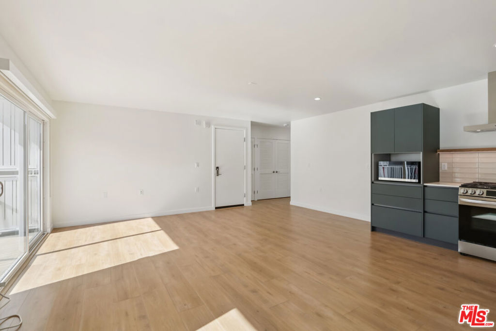 1422 Tamarind Avenue Property Photo 16