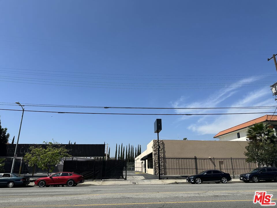6919 Laurel Canyon Boulevard Property Photo 3