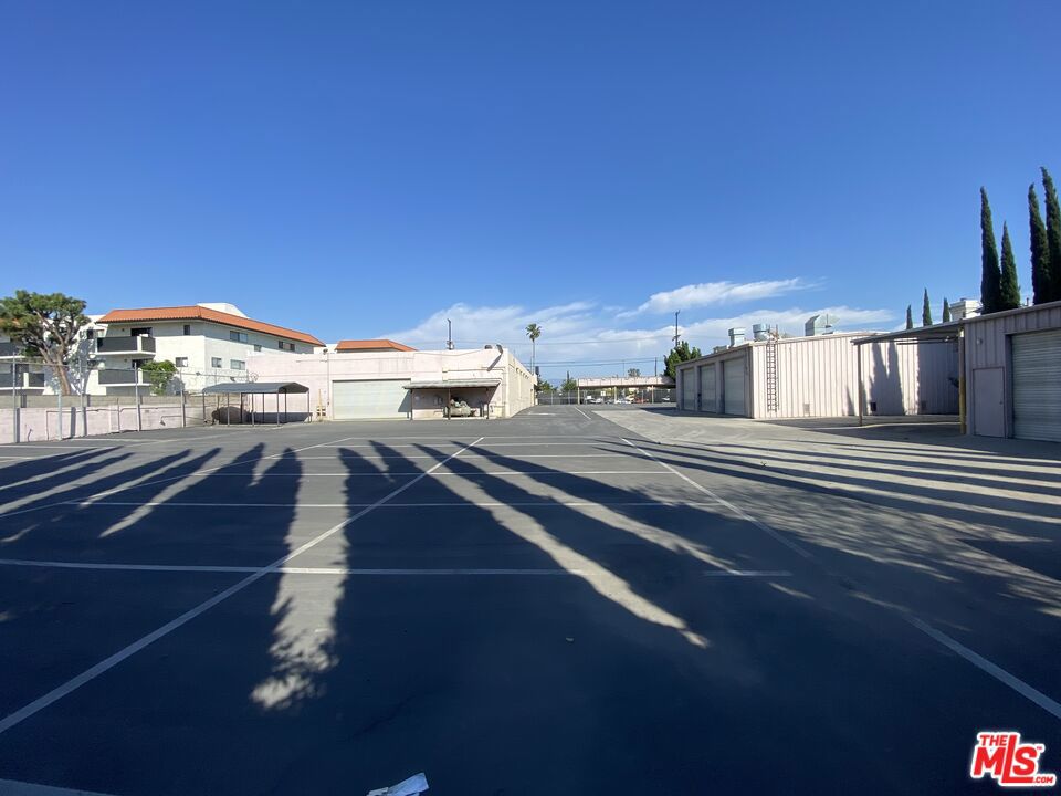 6919 Laurel Canyon Boulevard Property Photo 17
