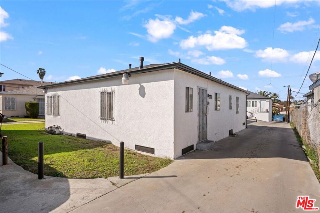 1525 W 105th Street Property Photo 4