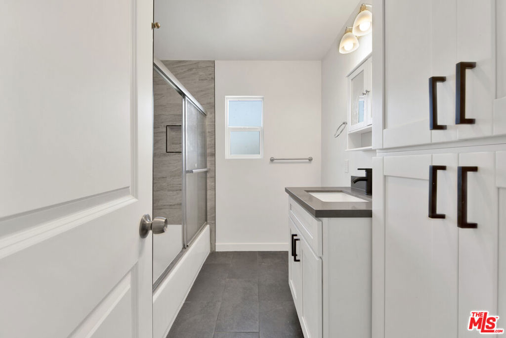 1525 W 105th Street Property Photo 10