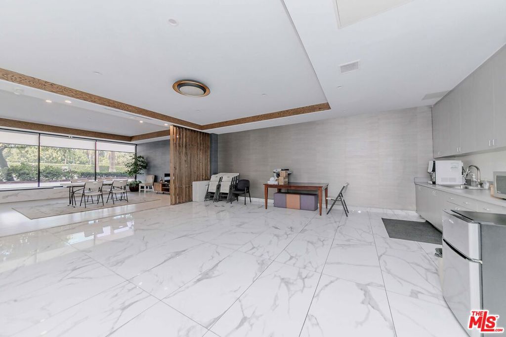 4460 Wilshire Boulevard 705 Property Photo 3