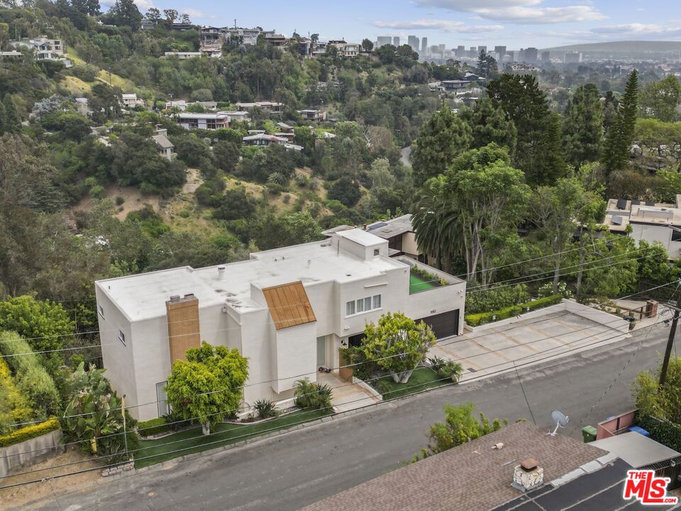 1052 N Kenter Avenue Property Photo 1