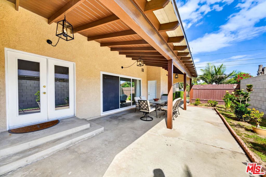 10829 Firmona Avenue Property Photo 7
