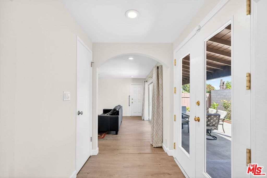10829 Firmona Avenue Property Photo 8