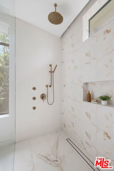 2814 Roscomare Road Property Photo 22