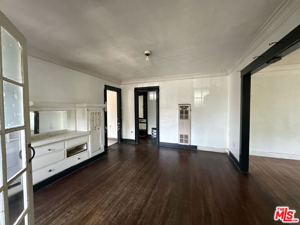 1117 N Alexandria Avenue Property Photo 8