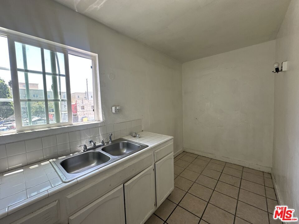 1117 N Alexandria Avenue Property Photo 10