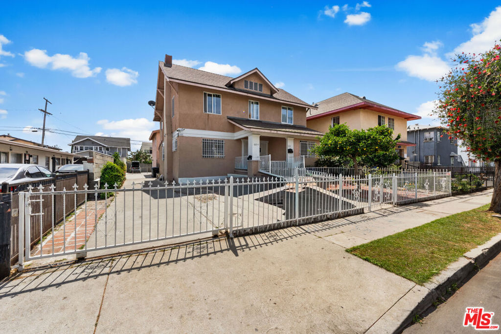 602 W 40th Place Property Photo 1
