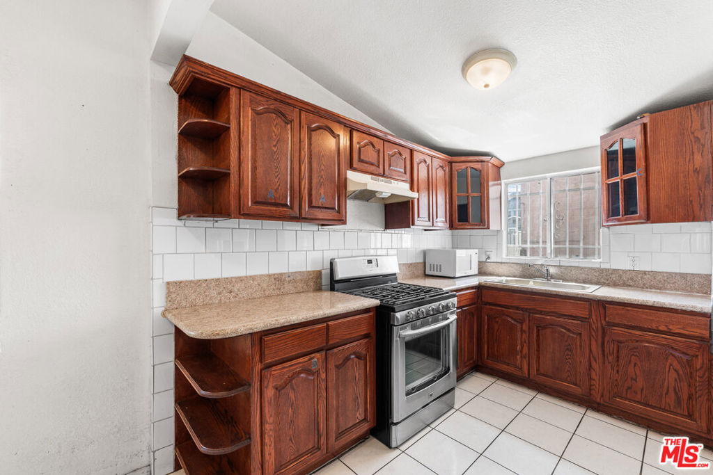 602 W 40th Place Property Photo 3