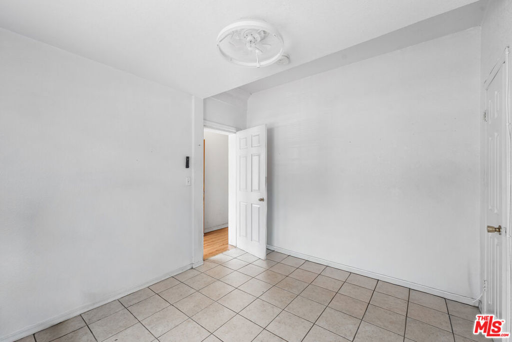 602 W 40th Place Property Photo 10