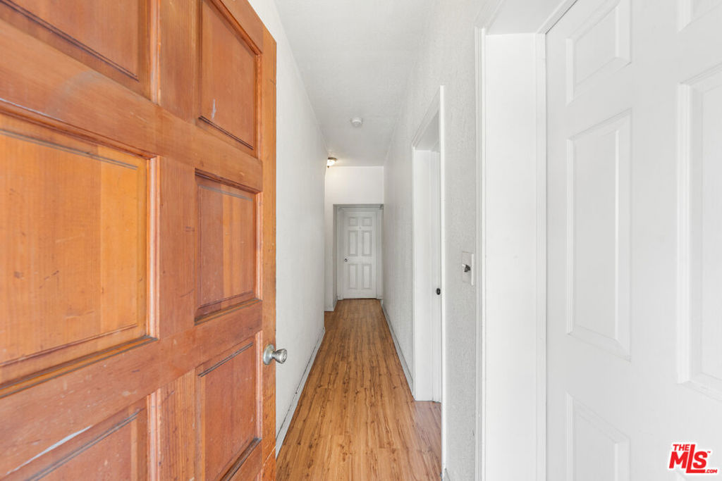 602 W 40th Place Property Photo 11
