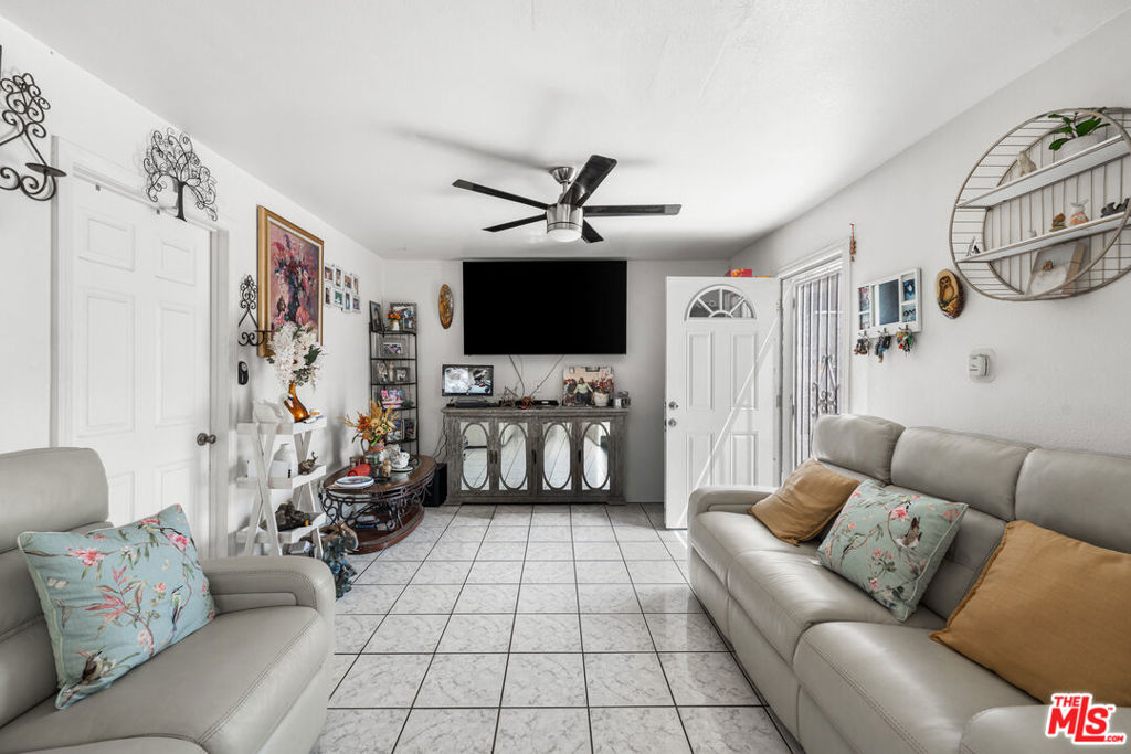 602 W 40th Place Property Photo 13