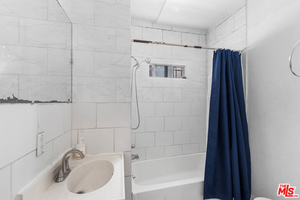 602 W 40th Place Property Photo 15