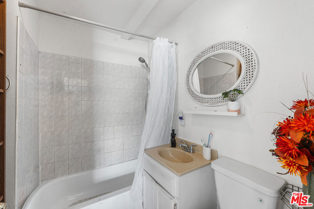 602 W 40th Place Property Photo 16