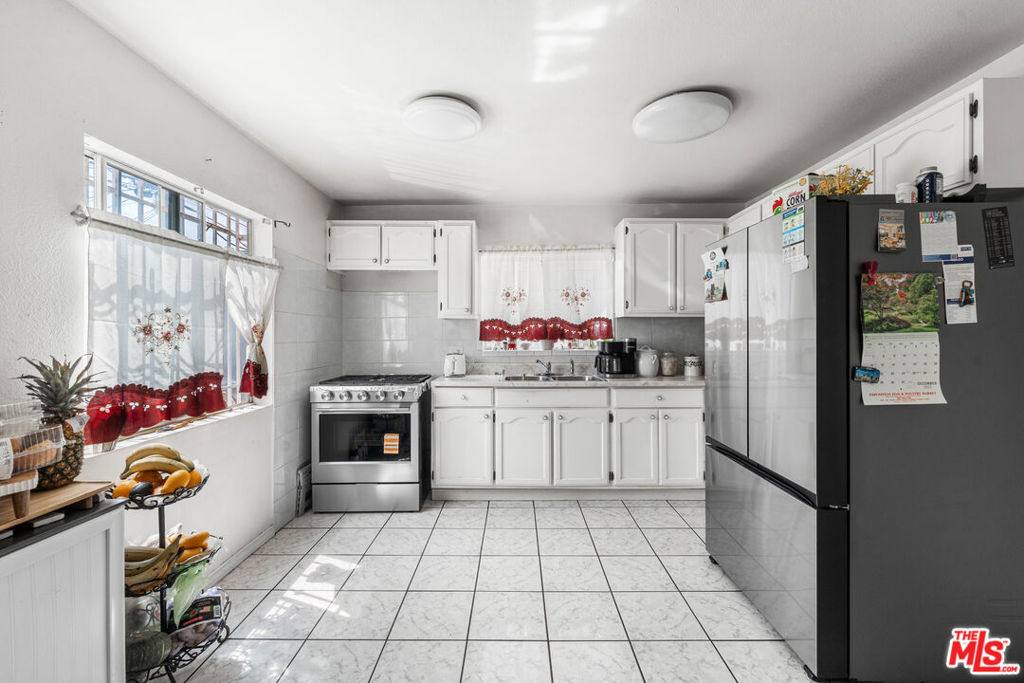 602 W 40th Place Property Photo 17