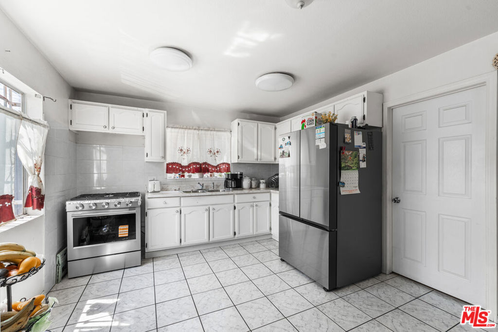 602 W 40th Place Property Photo 18