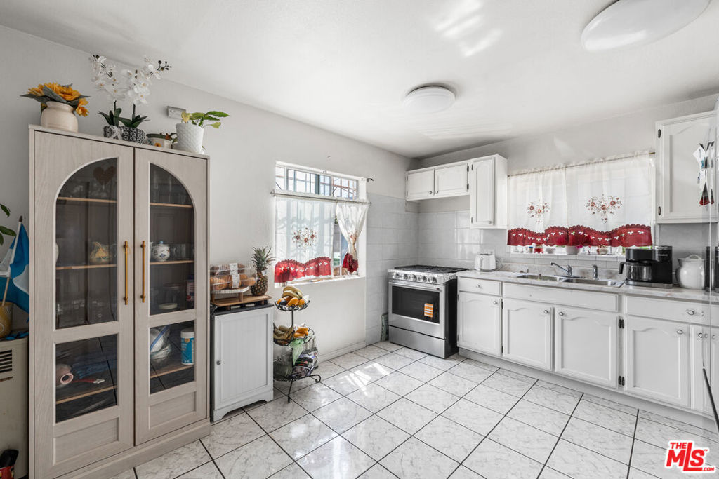602 W 40th Place Property Photo 19