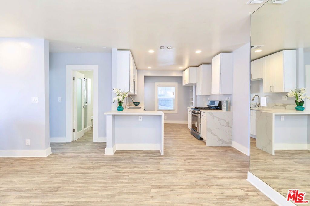 1836 The Strand Property Photo 24
