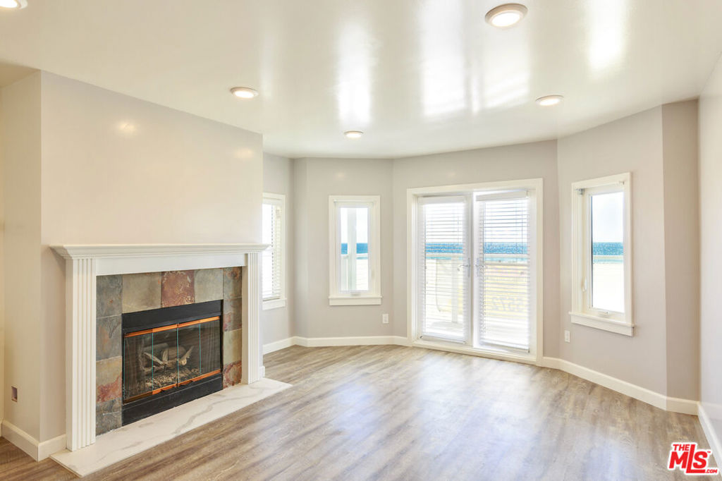 1836 The Strand Property Photo 34