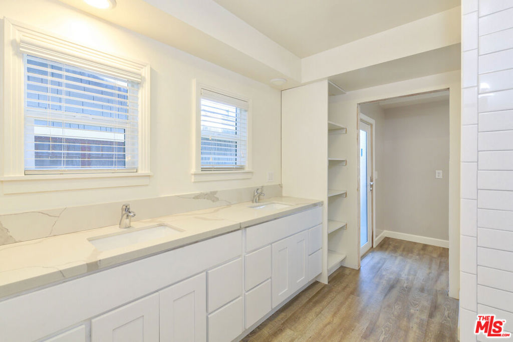 1836 The Strand Property Photo 44
