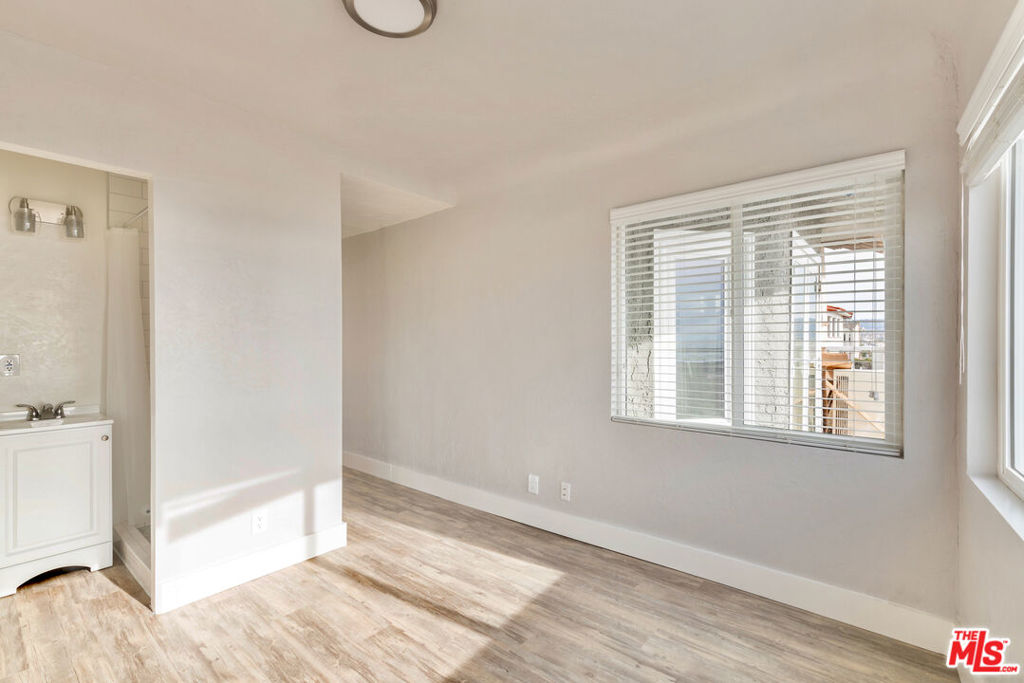 1836 The Strand Property Photo 61