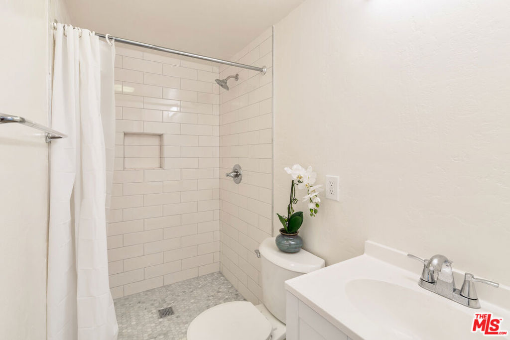 1836 The Strand Property Photo 65