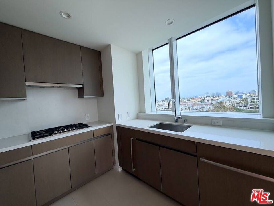 889 Francisco Street 1008 Property Photo 9