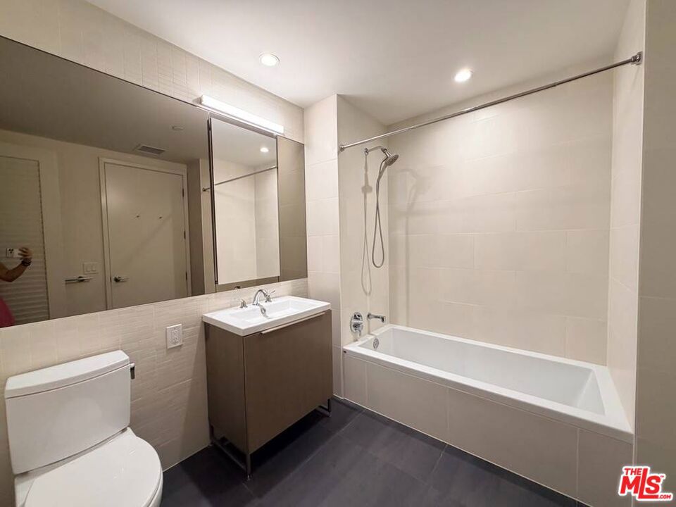 889 Francisco Street 1008 Property Photo 14